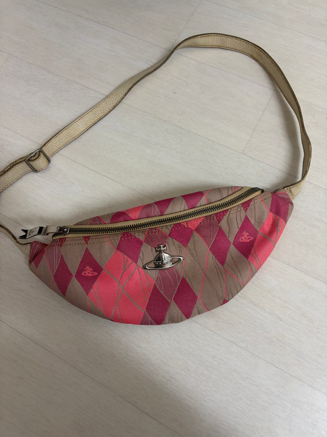  비비안웨스트우드 슬링백 힙색 정품 상품이미지3