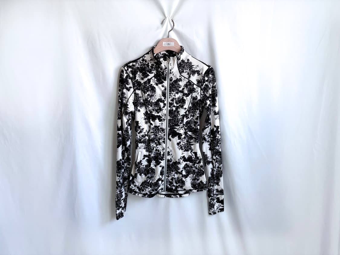 Tech-floral cut line finger-hole top 상품이미지8