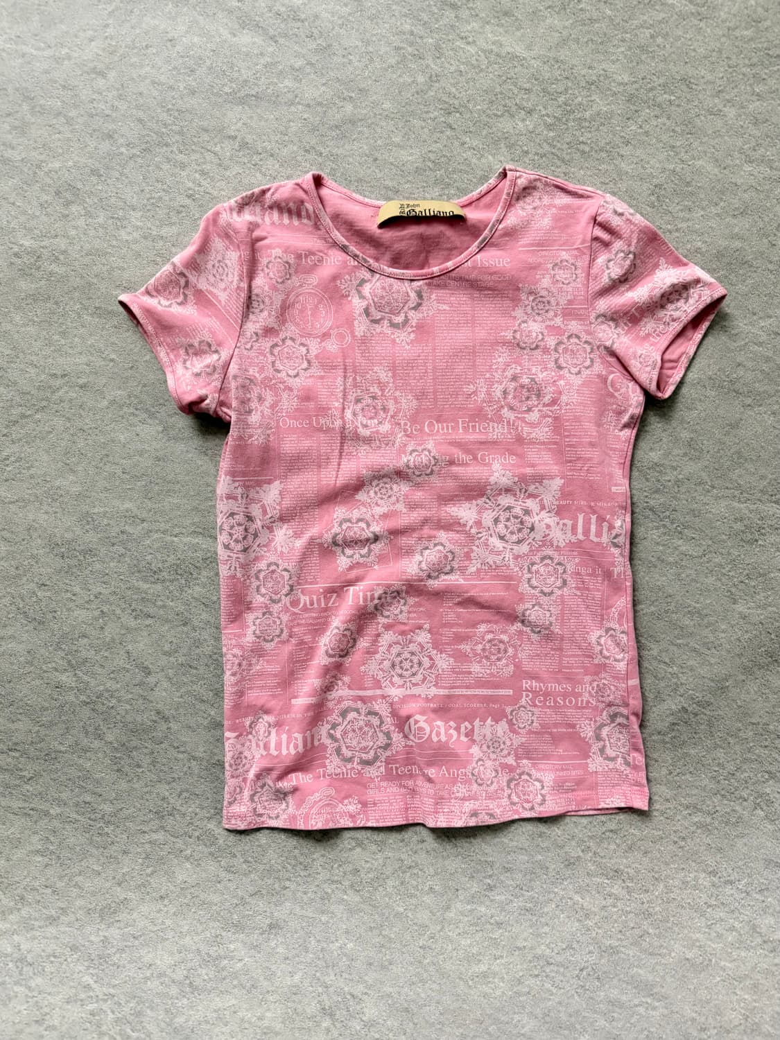 존 갈리아노 뉴스페이퍼 반팔 티셔츠 상품이미지1