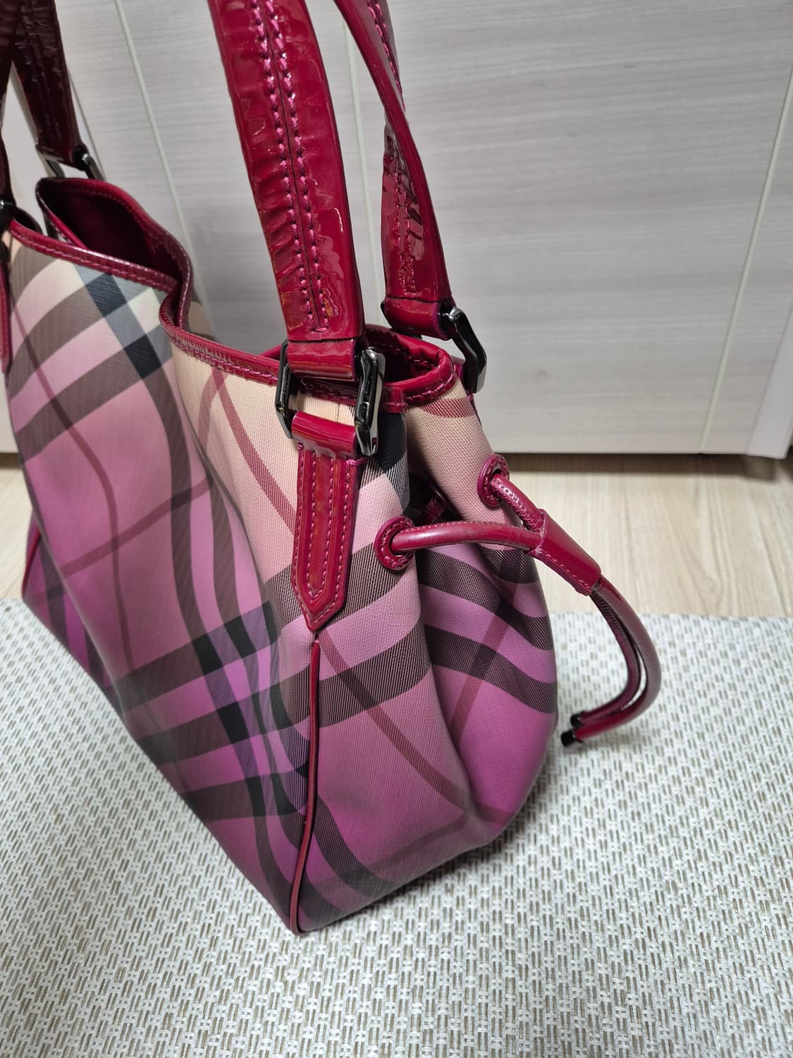 (정품) 버버리 바이올렛 PVC 노바 체크  토트백 숄더백 상품이미지4