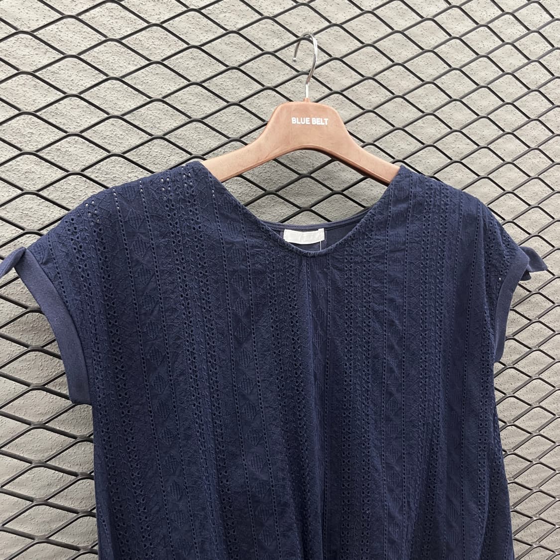 JPN VINTAGE 슬리브리스 티셔츠 네이비 자수 어깨 리본 디테일 상품이미지4