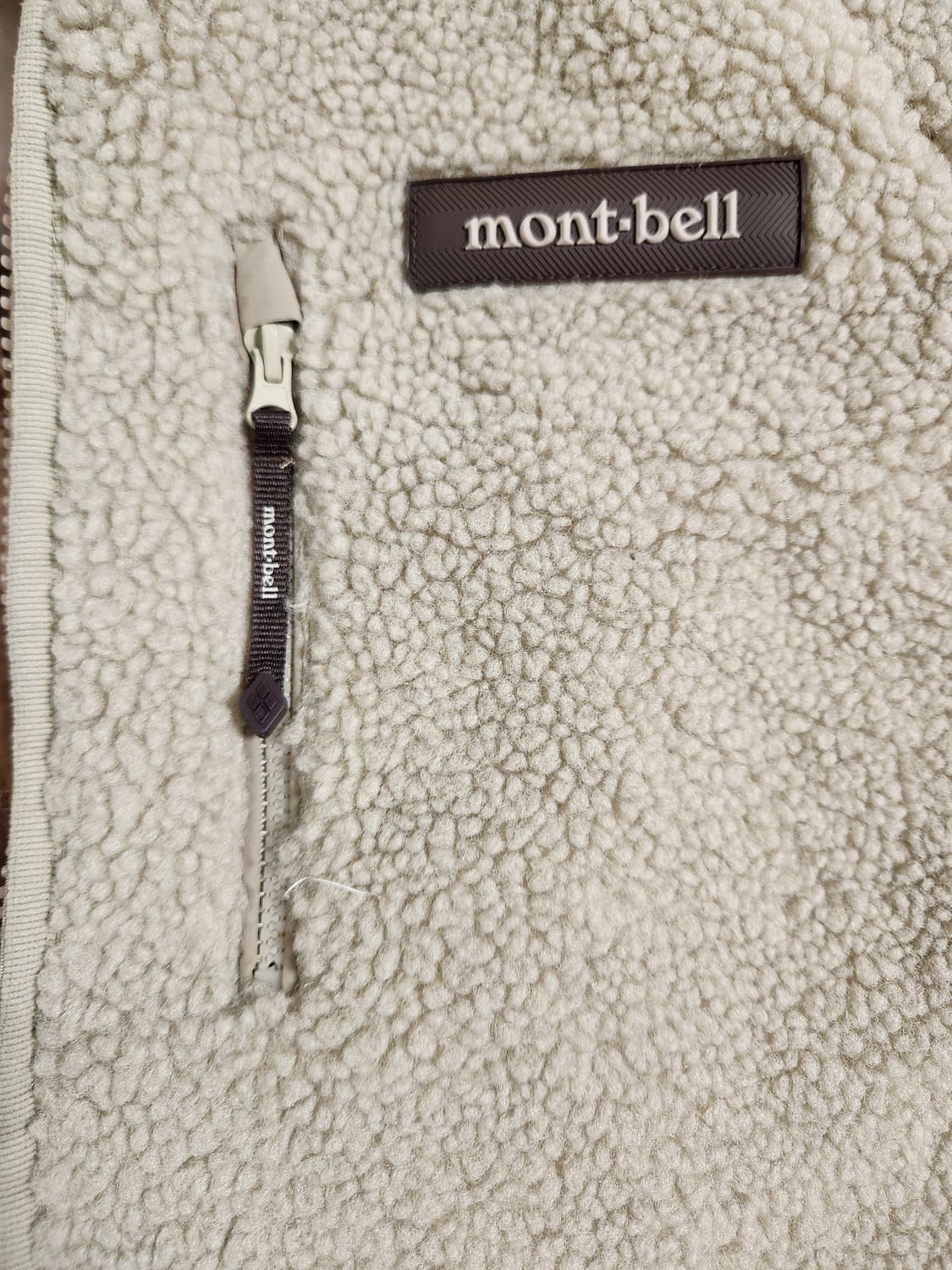 (새상품급)몽벨 플리스 자켓 사이즈m


오염 하자없이 깨끗해요^^

세 상품이미지2