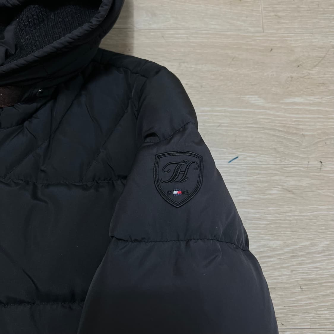 타미힐피거 여성 덕다운 와펜 후드 롱패딩 점퍼 [블랙] S/90 상품이미지4