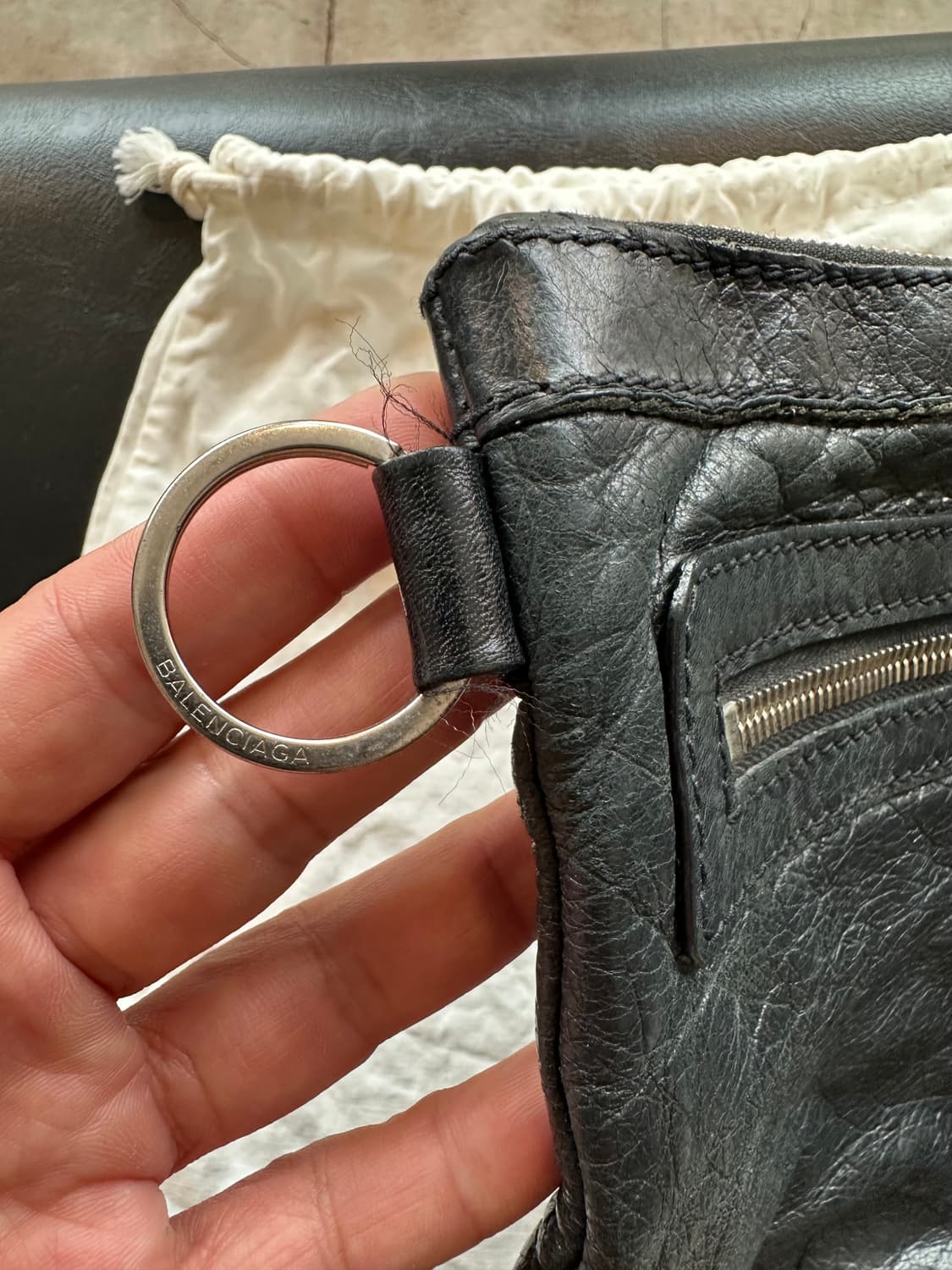 발렌시아가 모터 시티 클래식 클립 레더 클러치 미듐사이즈 상품이미지3