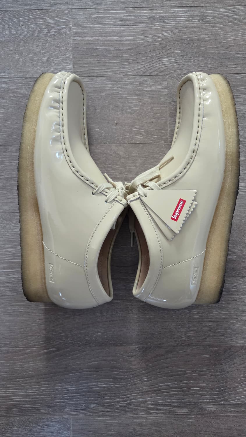 클락스 x 슈프림 페이턴트 레더 왈라비 크림 상품이미지2