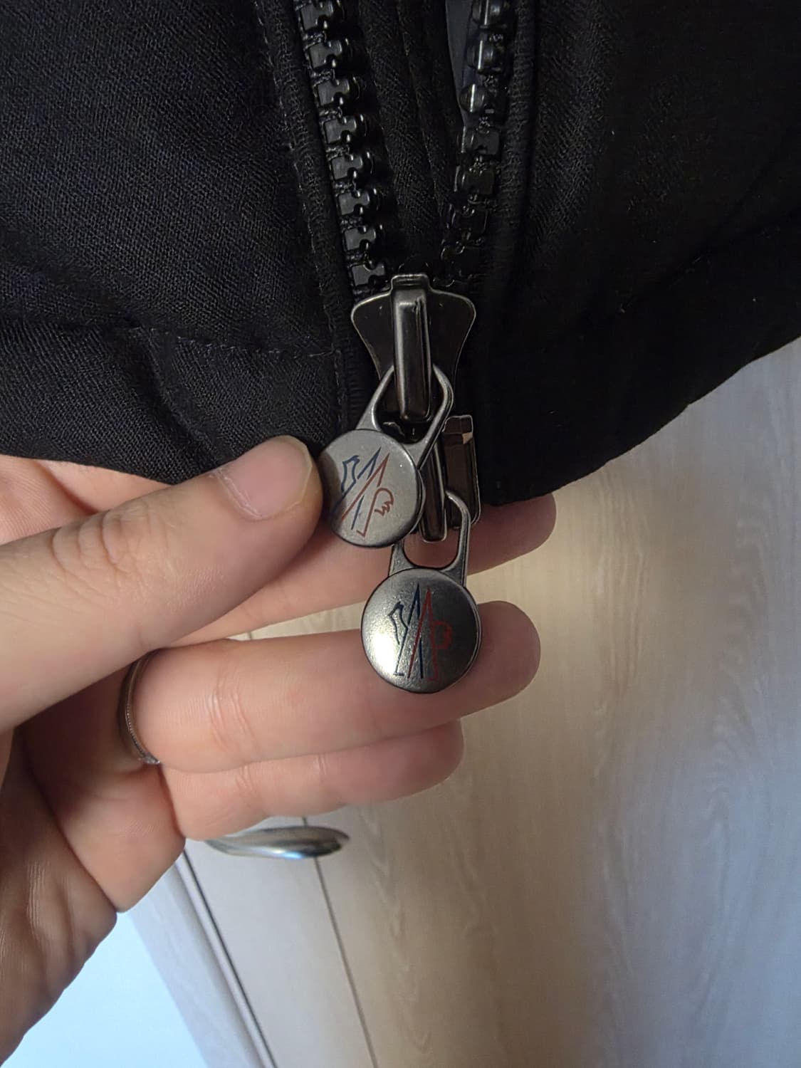 [5사이즈] 몽클레어 몽제네브르 블랙 숏 다운 패딩 상품이미지4