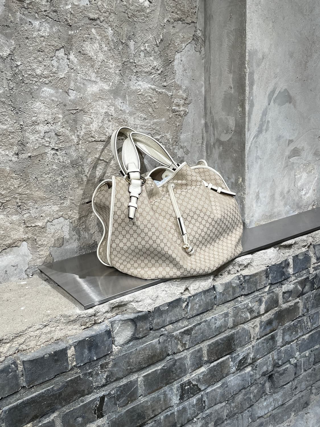 셀린느 라이트 베이지 마카담 호보 토트백 상품이미지4