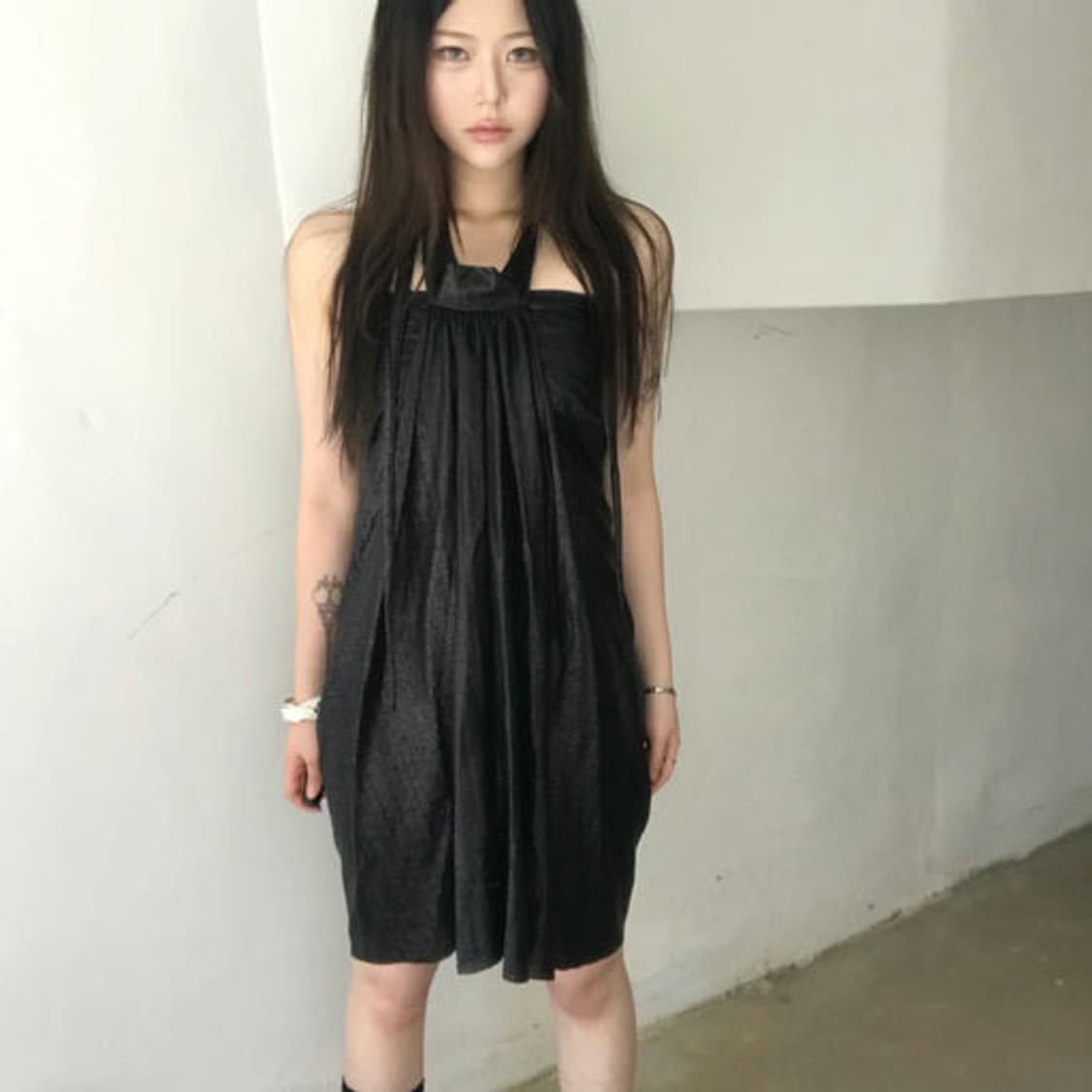 릭 오웬스(Rick Owens) 글리터 메탈릭 홀터넥 드레이프 원피스 상품이미지1
