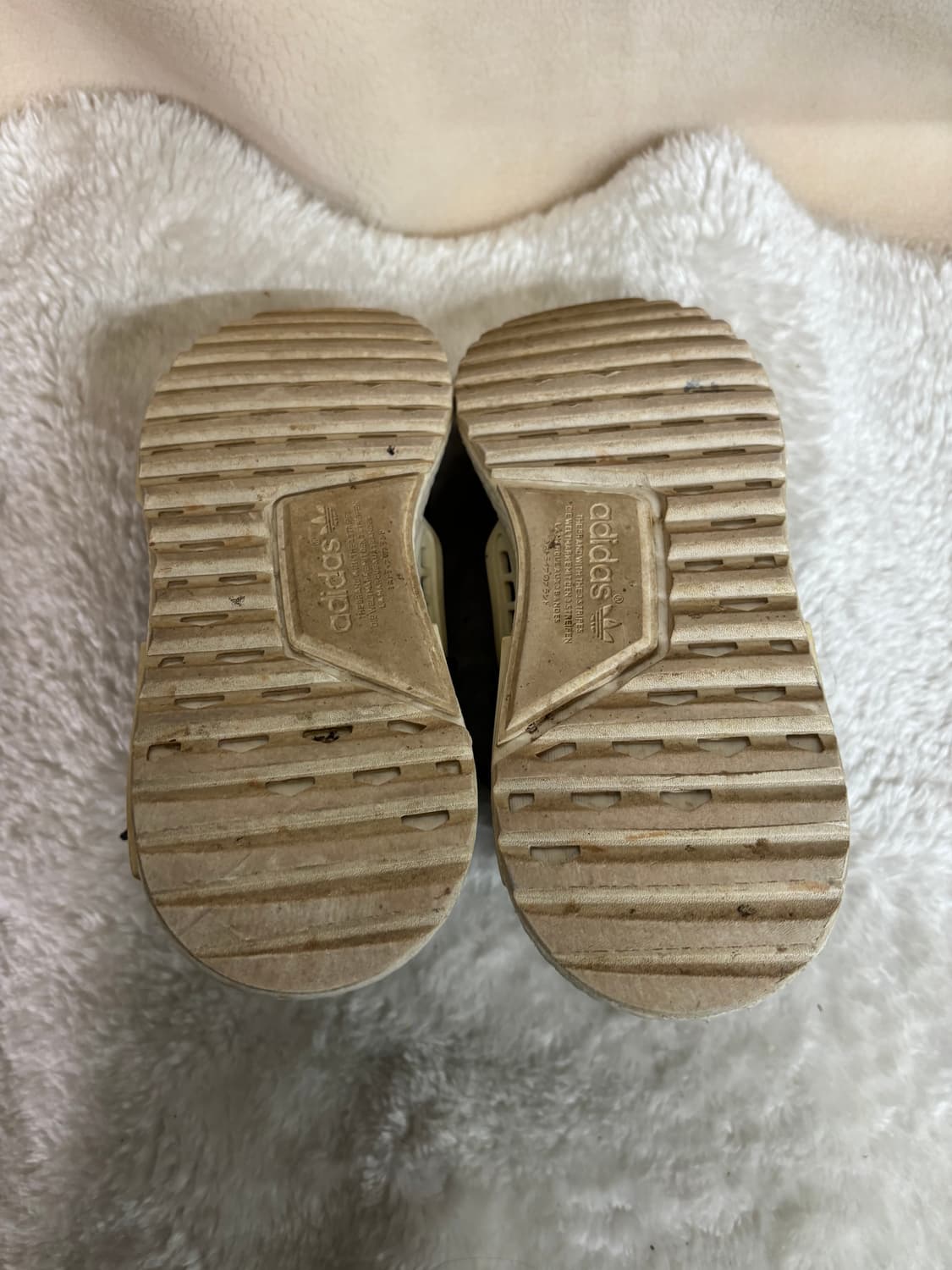 아디다스 샤넬 퍼렐 윌리엄스 협업 Hu NMD 한정판 스니커즈 상품이미지4