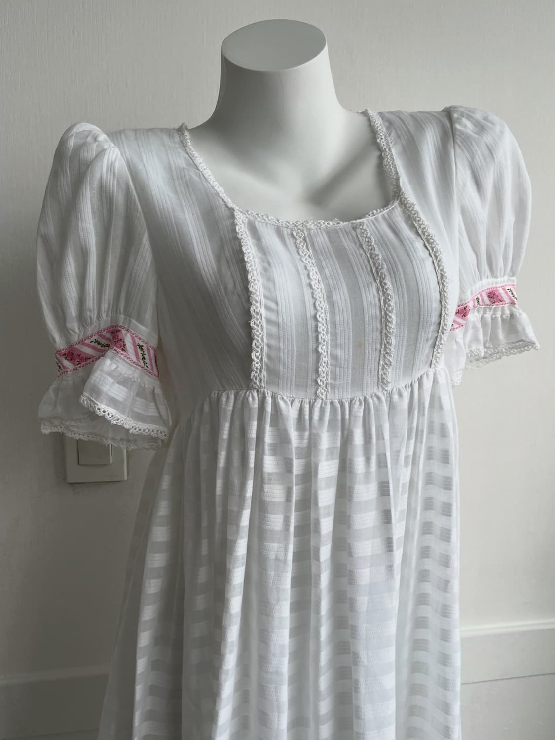 화이트 퍼프 시스루 스트라이프 롱 원피스 상품이미지2