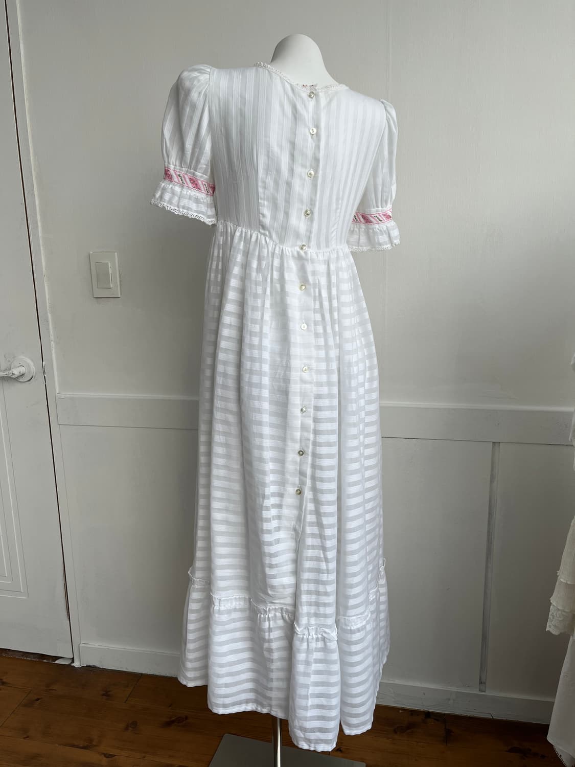 화이트 퍼프 시스루 스트라이프 롱 원피스 상품이미지5