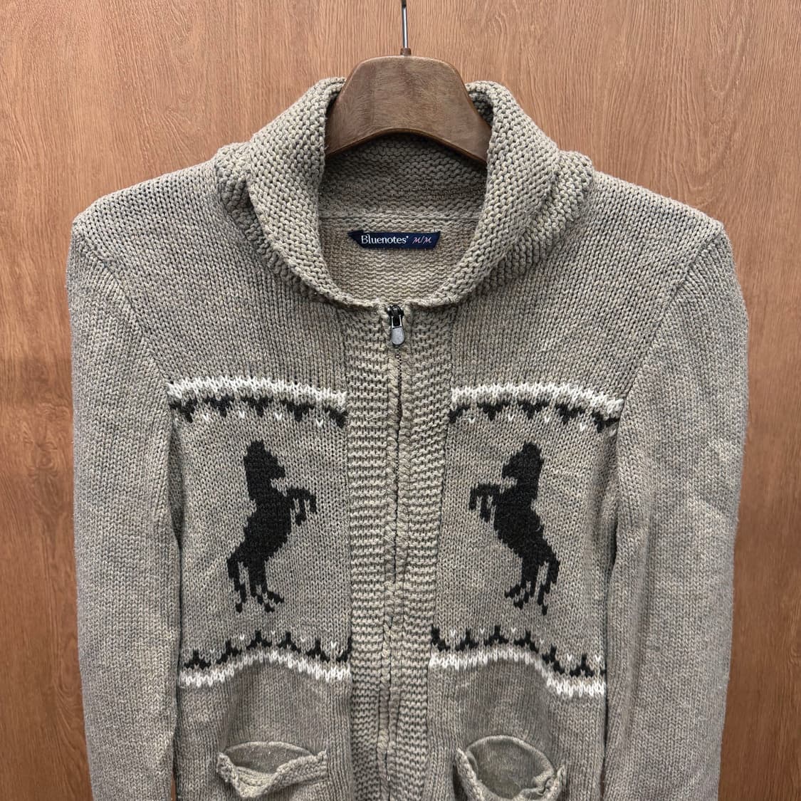 블루노트 니트 집업 가디건 말 자카드 패턴 디테일 레귤러핏 그레이 상품이미지4