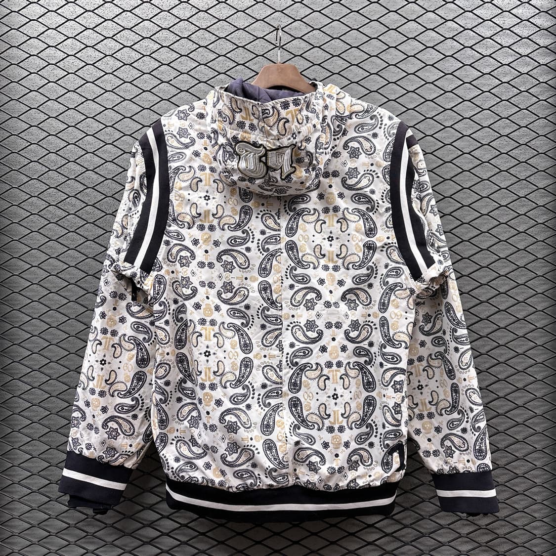 테크나인 페이즐리 올오버 패턴 보드자켓 크루패치 디테일 화이트 상품이미지3