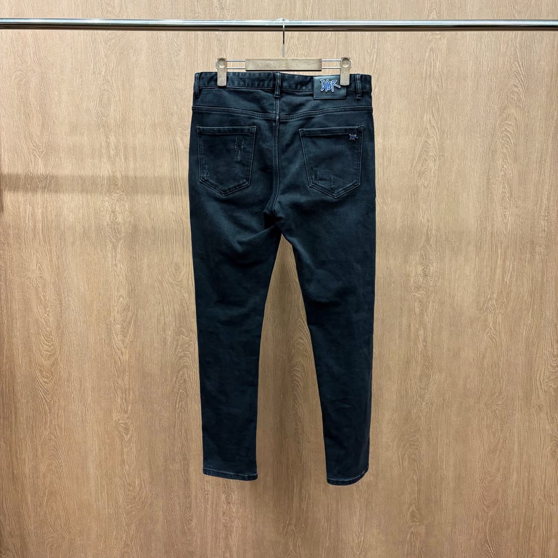 크리스찬 디올 데님 팬츠 디스트로이드 후면 로고 패치 메탈 디테일 블랙 상품이미지3