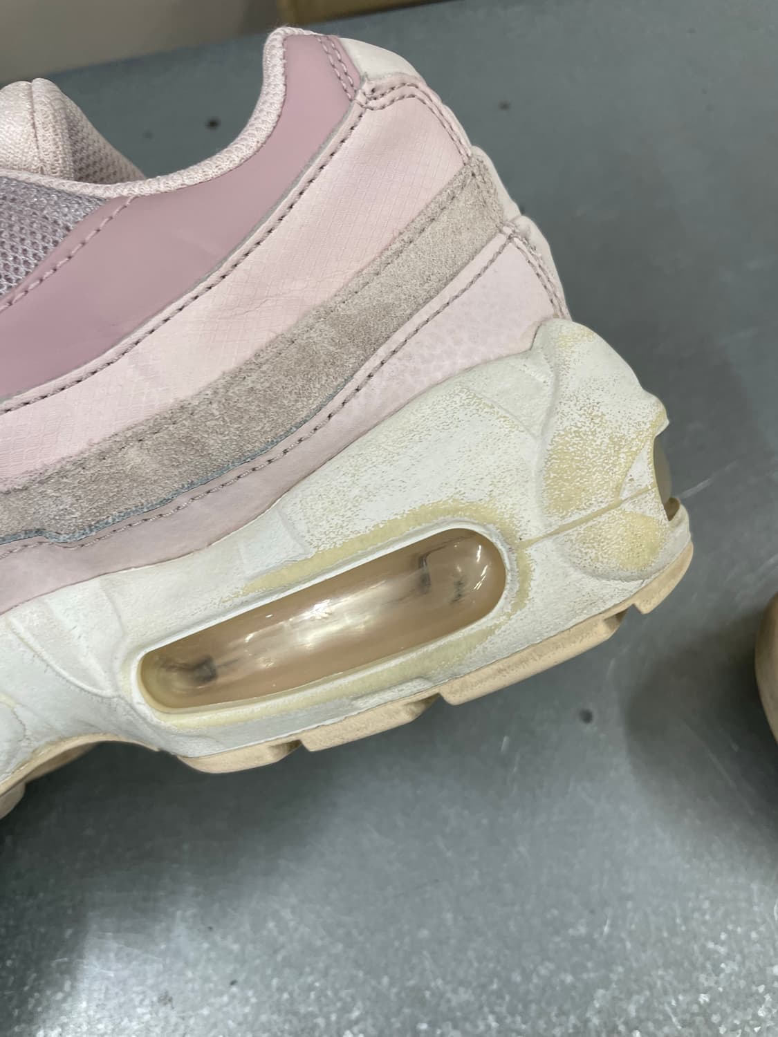 나이키 에어 맥스 95 베얼리 로즈 240 상품이미지8