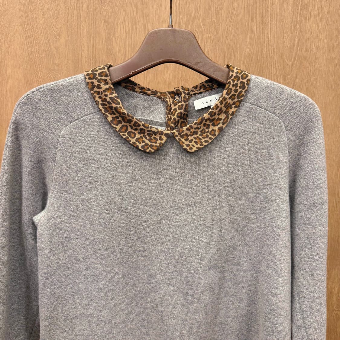 산드로 긴팔 티셔츠 레오파드 카라 배색 백버튼 디테일 그레이 상품이미지4