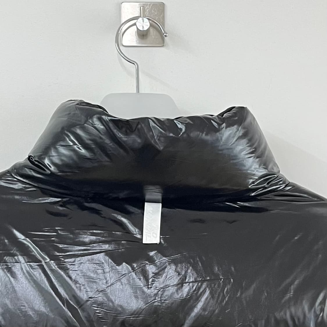 노매뉴얼 LUKE 덕다운 글로시 블랙 패딩 상품이미지5