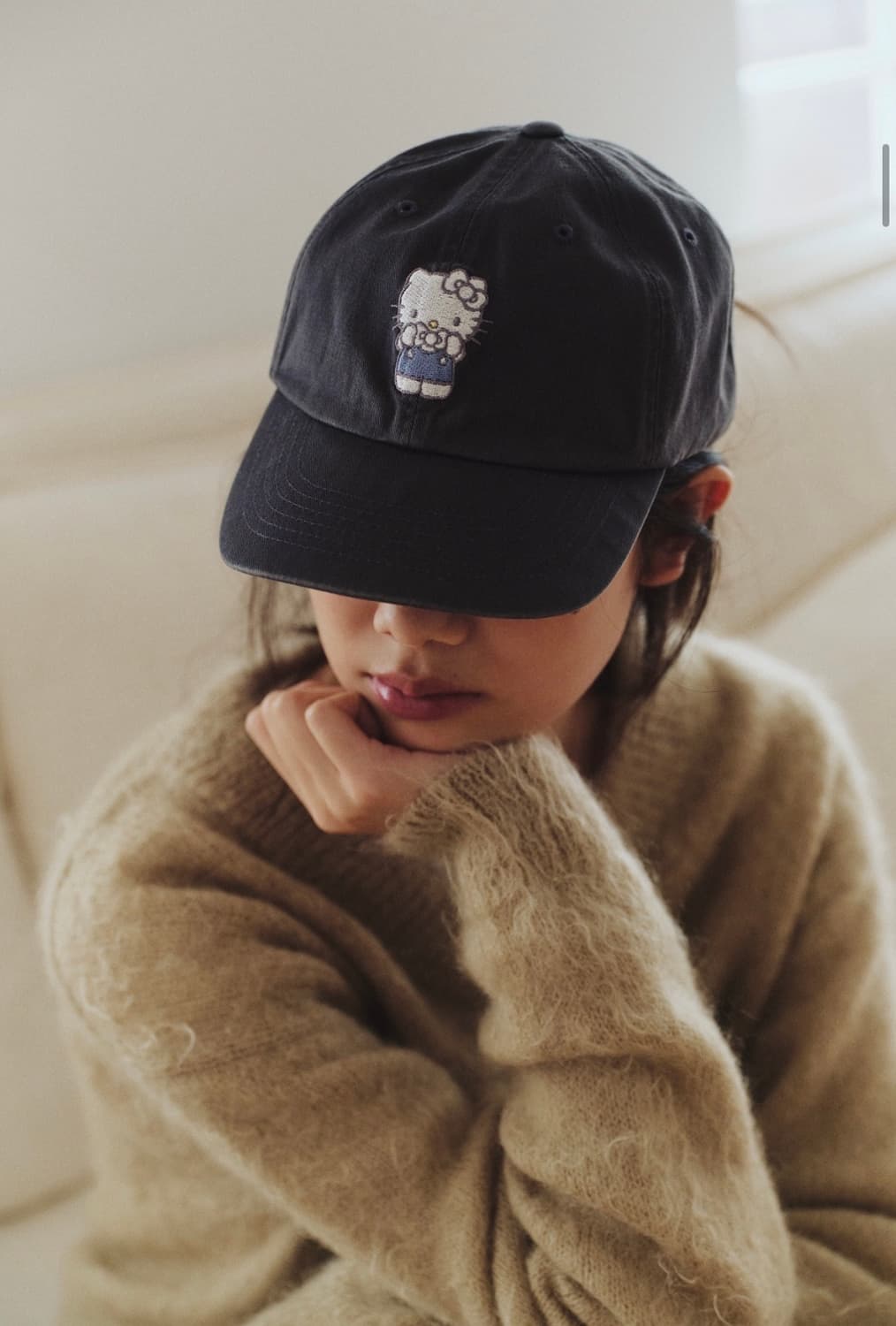 새상품 파르벵 헬로키티 워시드 엠브로이디드 볼캡 차콜 상품이미지4