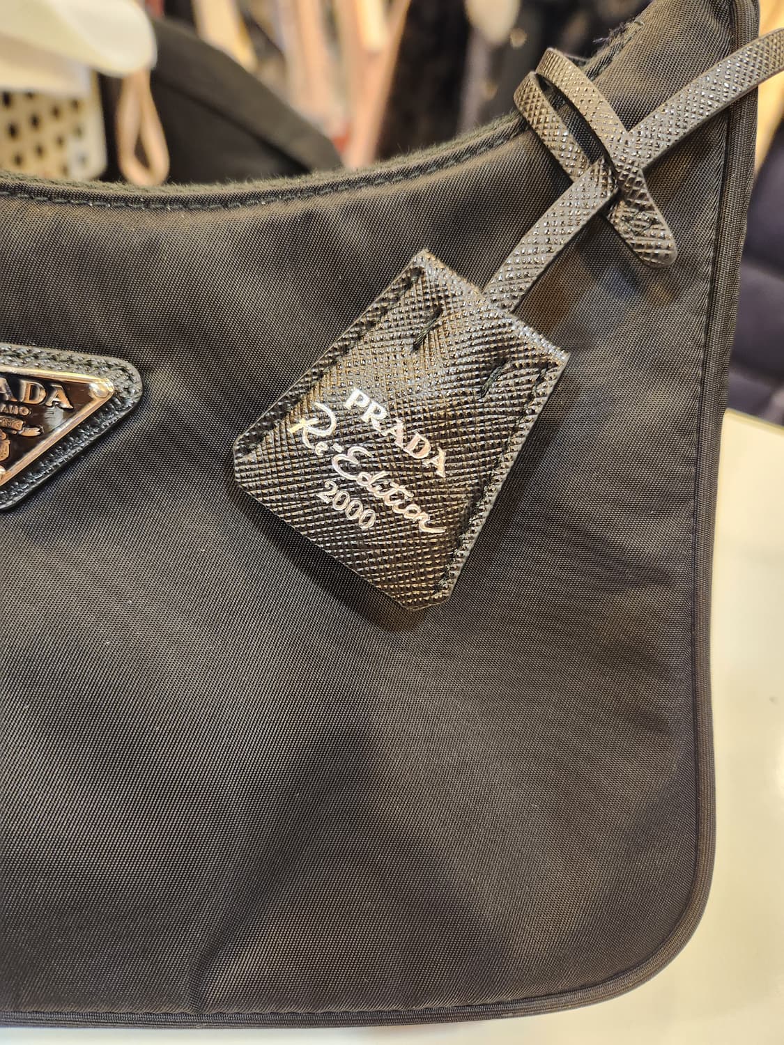 프라다 리에디션 2000 블랙 호보백 상품이미지7