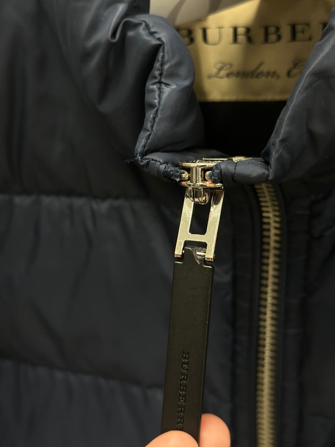 버버리 크레센트로고 네이비 경량 패딩  상품이미지10