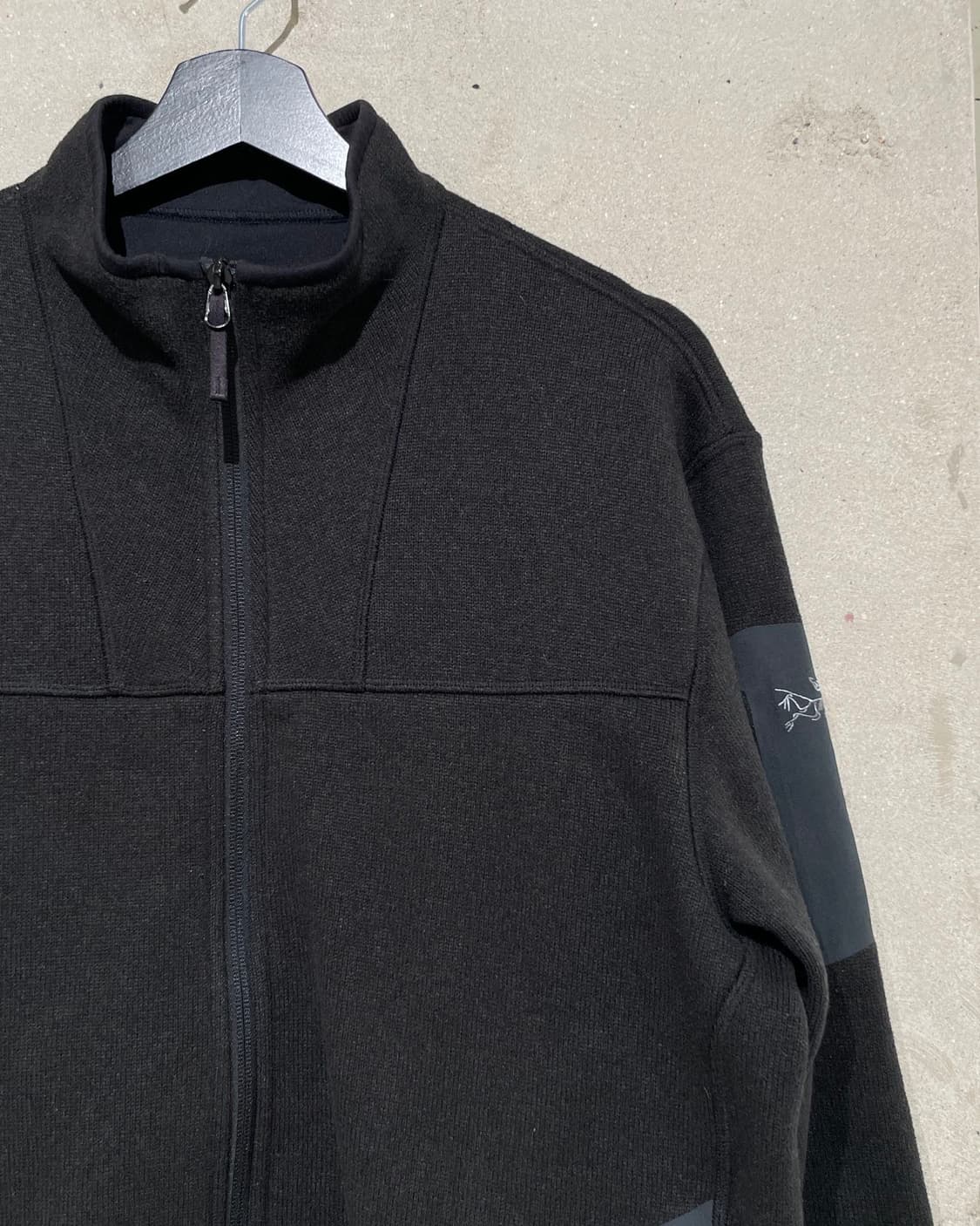 아크테릭스 맨즈 블랙 커버트 릴렉스드 핏 집업 자켓 상품이미지3