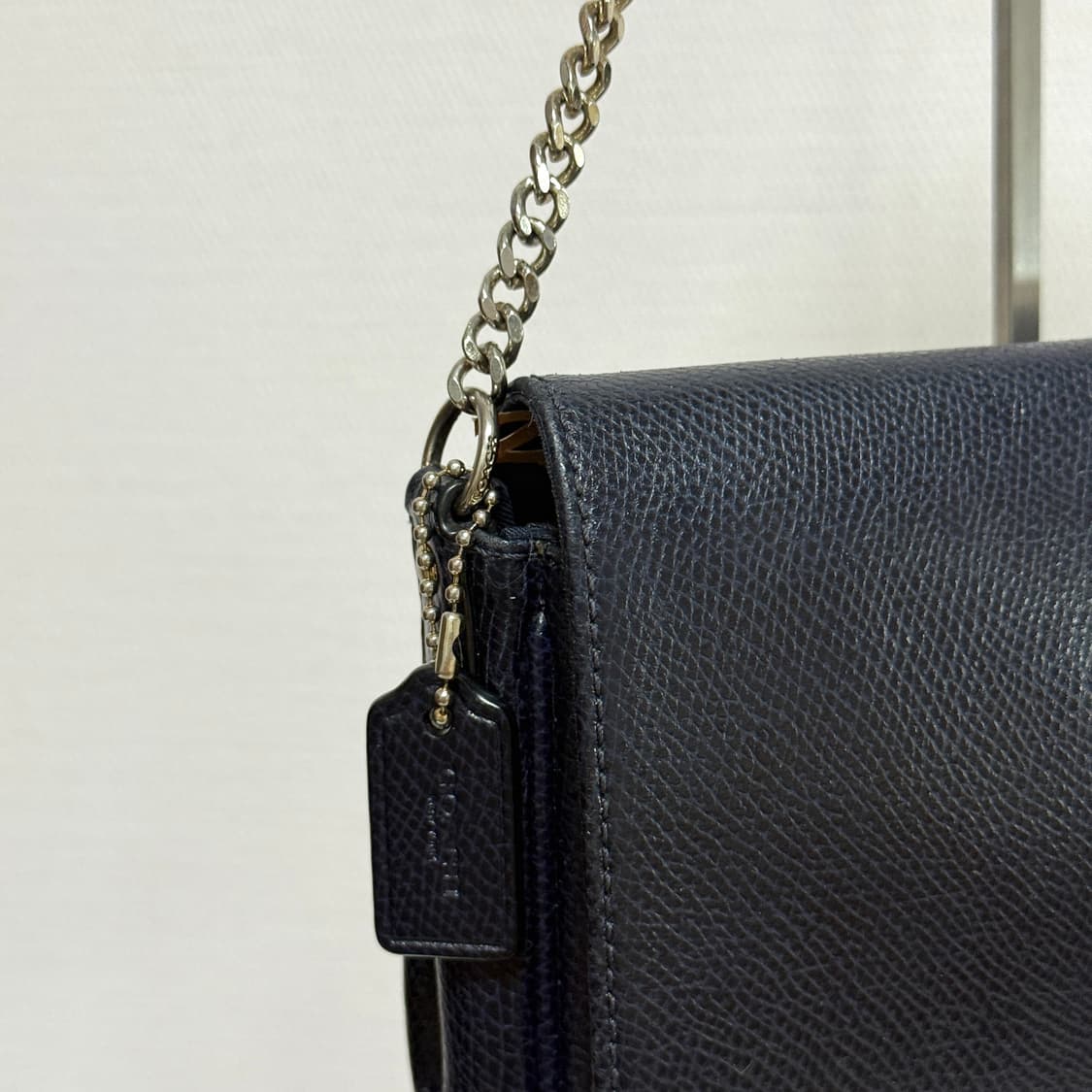 코치 네이비 체인 미니백 상품이미지4