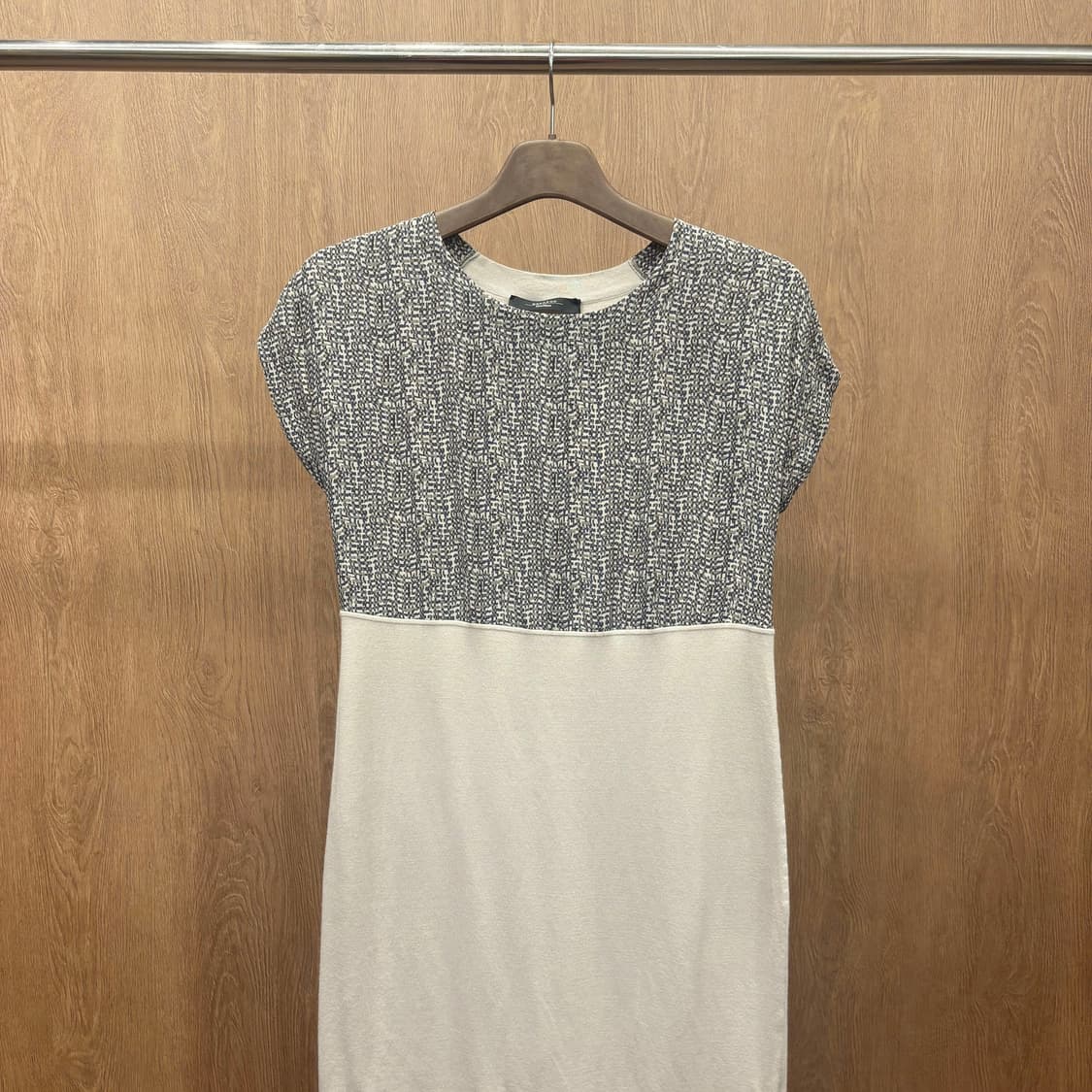 막스마라 미디 원피스 배색 투톤 패턴 슬리브리스 디테일 그레이 아이보리 상품이미지4