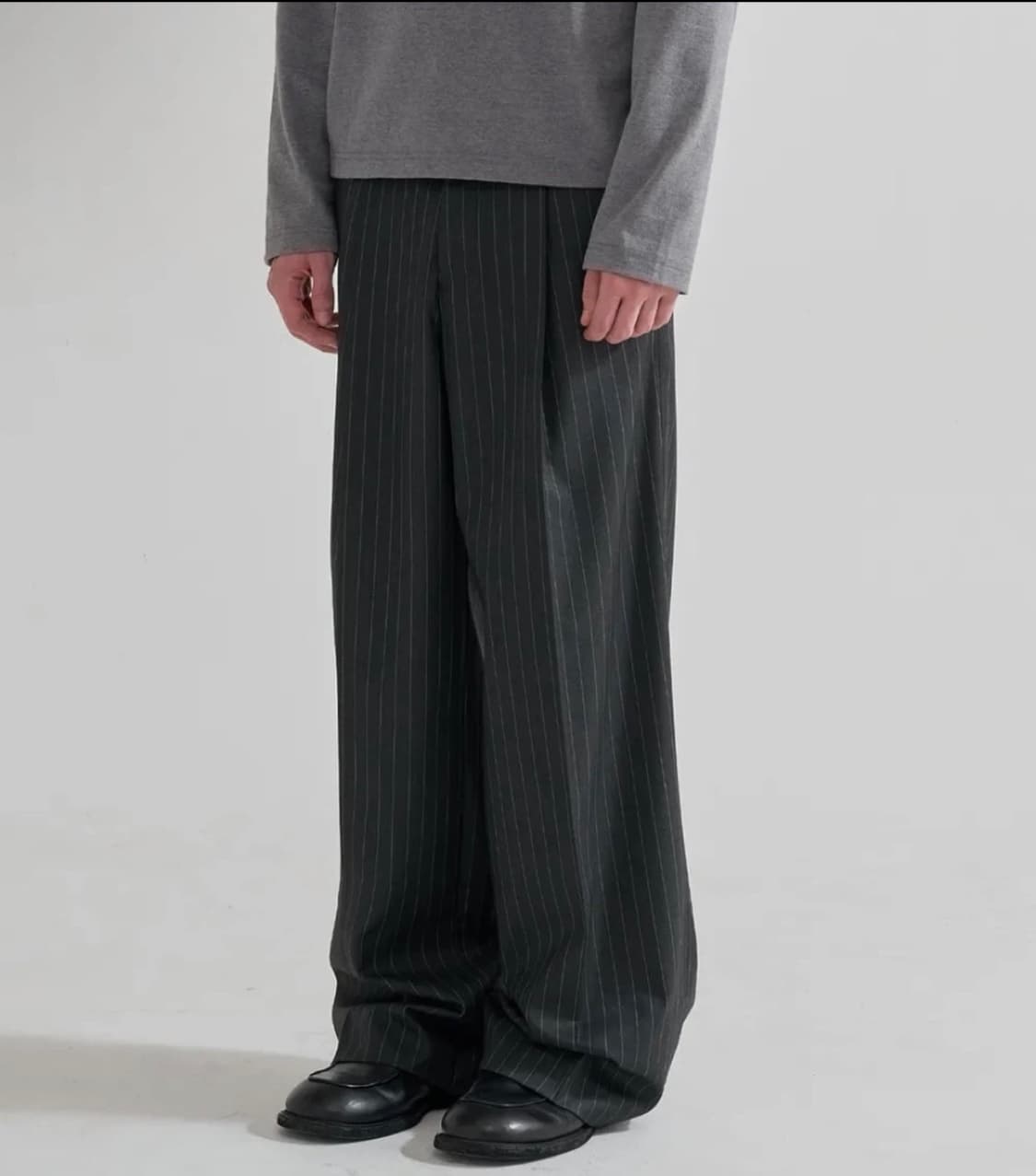 [새 상품/택o] 주앙옴므 - 핀 스트라이프 와이드 트라우저 (차콜) 상품이미지1