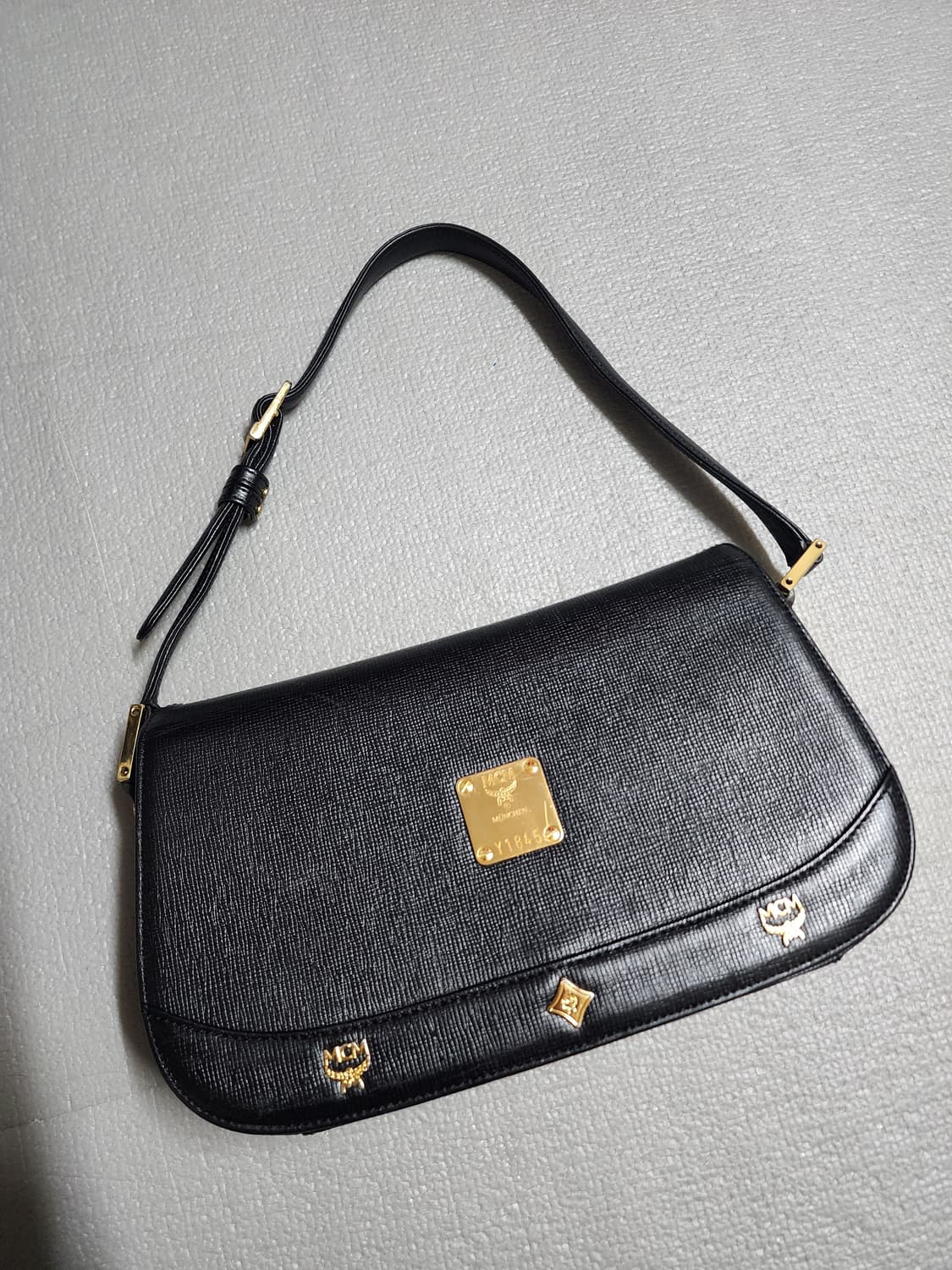 엠씨엠 MCM 클래식 레더 플랩 숄더백 상품이미지2