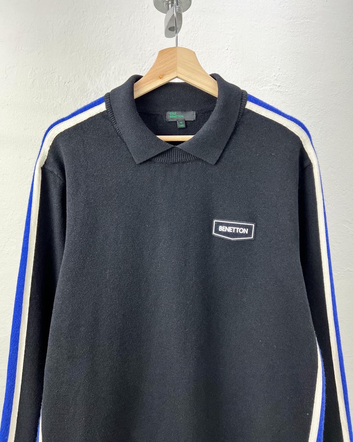 베네통 블랙 로고 라인디테일 카라 니트 상품이미지4