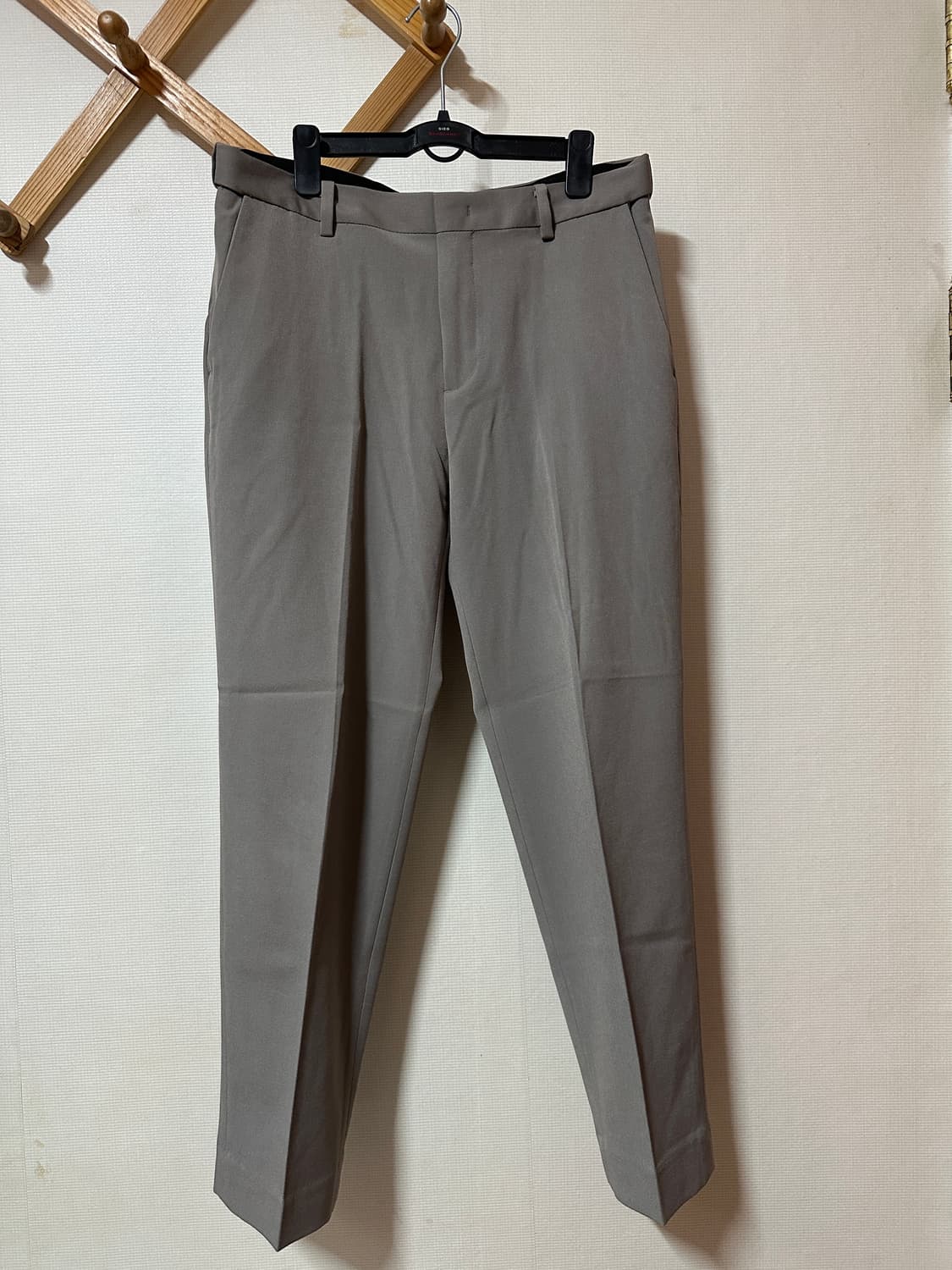 지오다노 테이퍼드핏 히든밴딩 슬랙스 32사이즈 카키 색상  상품이미지1