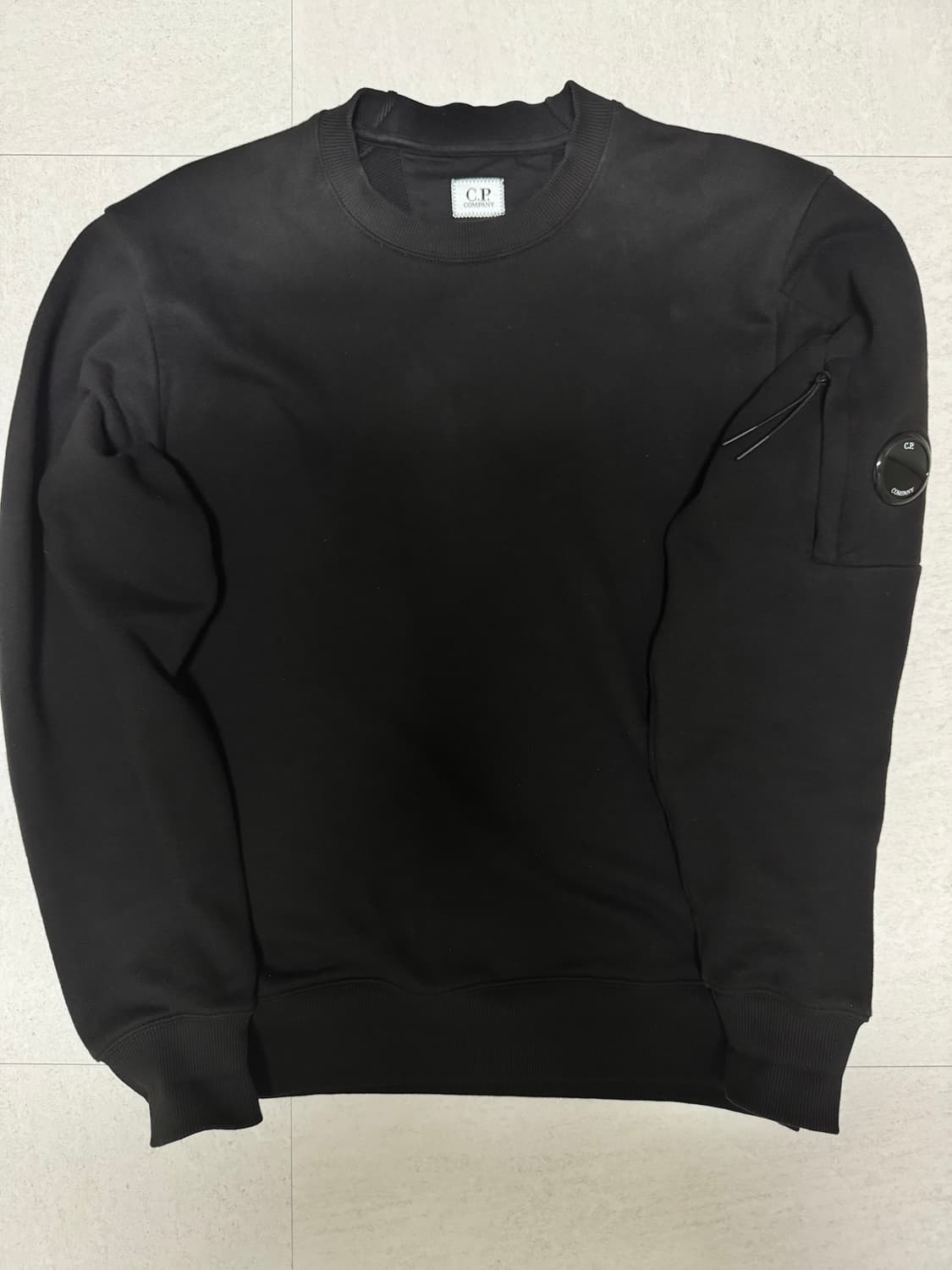 C.P. 컴퍼니 렌즈 와펜 맨투맨 블랙 S 상품이미지1