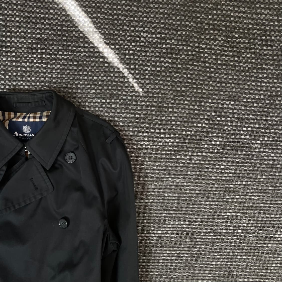 아쿠아스큐덤 블랙 더블 트렌치 코트 상품이미지3