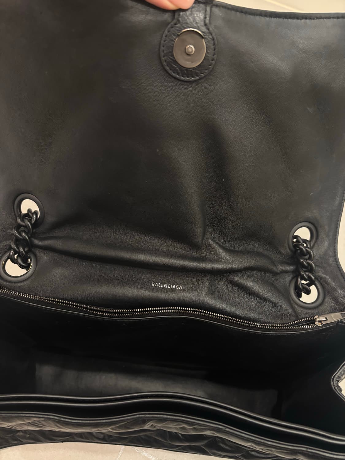 발렌시아가  미디엄 체인 백 퀄티드 블랙 상품이미지7