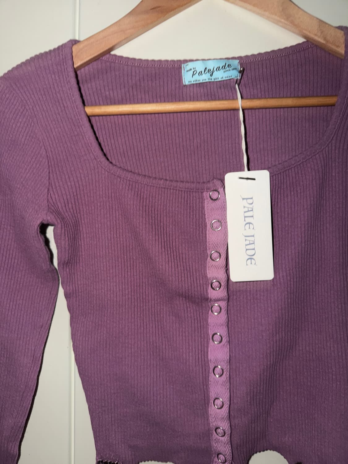 페일제이드 톤온톤 버튼탑 스퀘어넥 가디건 퍼플크롭골지슬리브티셔츠로고스티치 상품이미지3