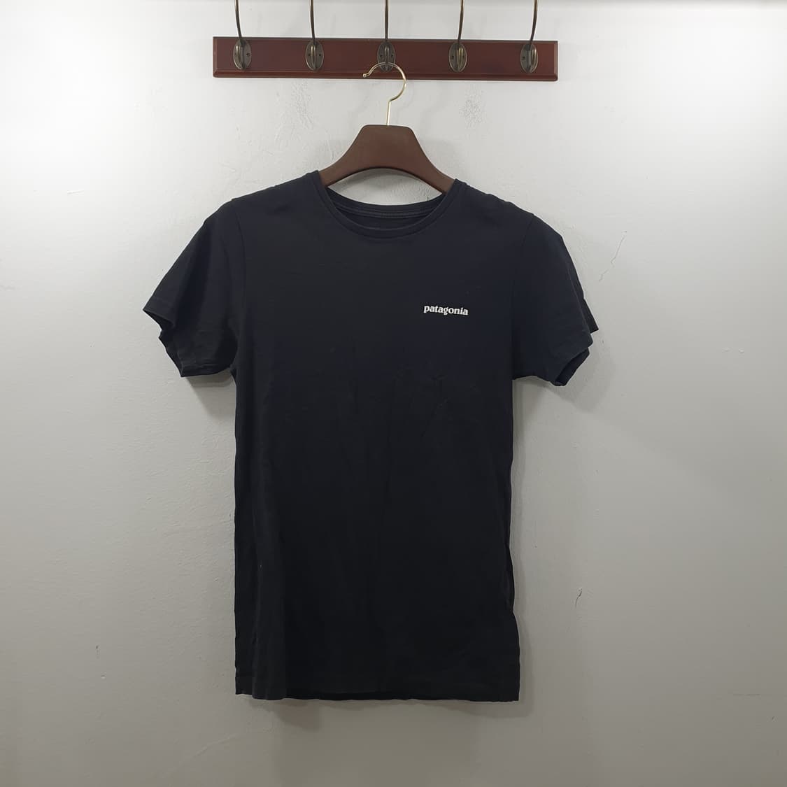 S 파타고니아 남성 블랙 데일리 로고 기본 면 반팔티셔츠 상품이미지1