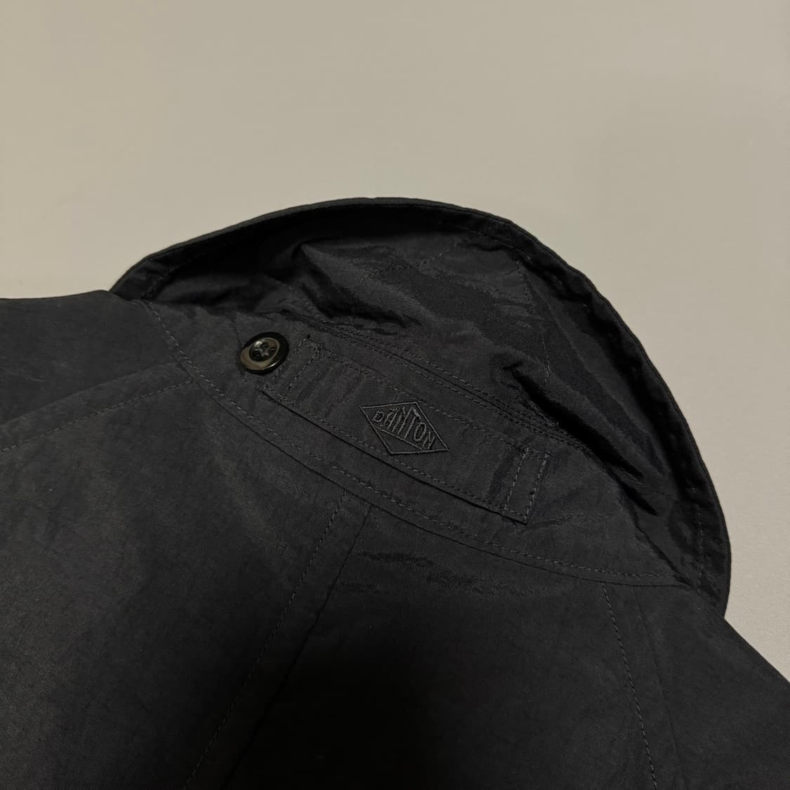 단톤(DANTON) 블랙컬러 나일론 히든 버튼 스프링 코트 자켓 (38) 상품이미지5