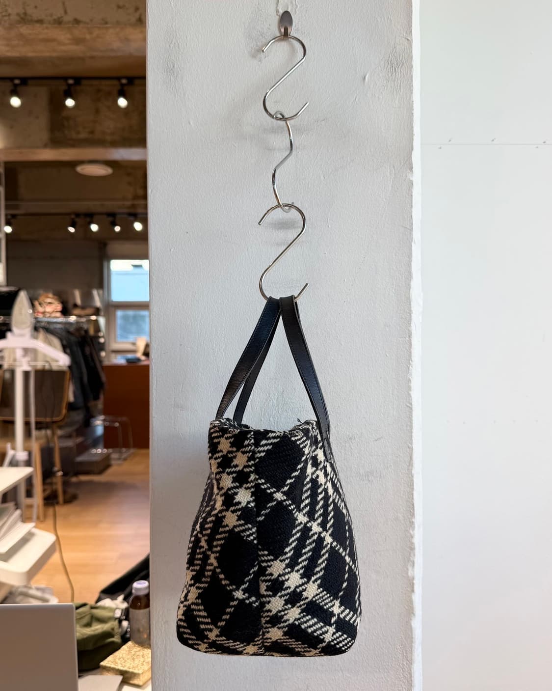 버버리 블랙 화이트 노바체크 울 토트백  상품이미지5