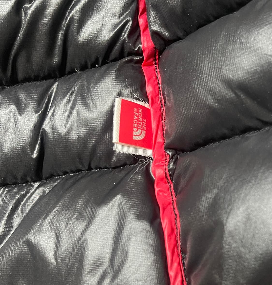 노스페이스 900 필파워 경량 패딩 블랙 색상  L 사이즈 가슴단면 59 상품이미지5