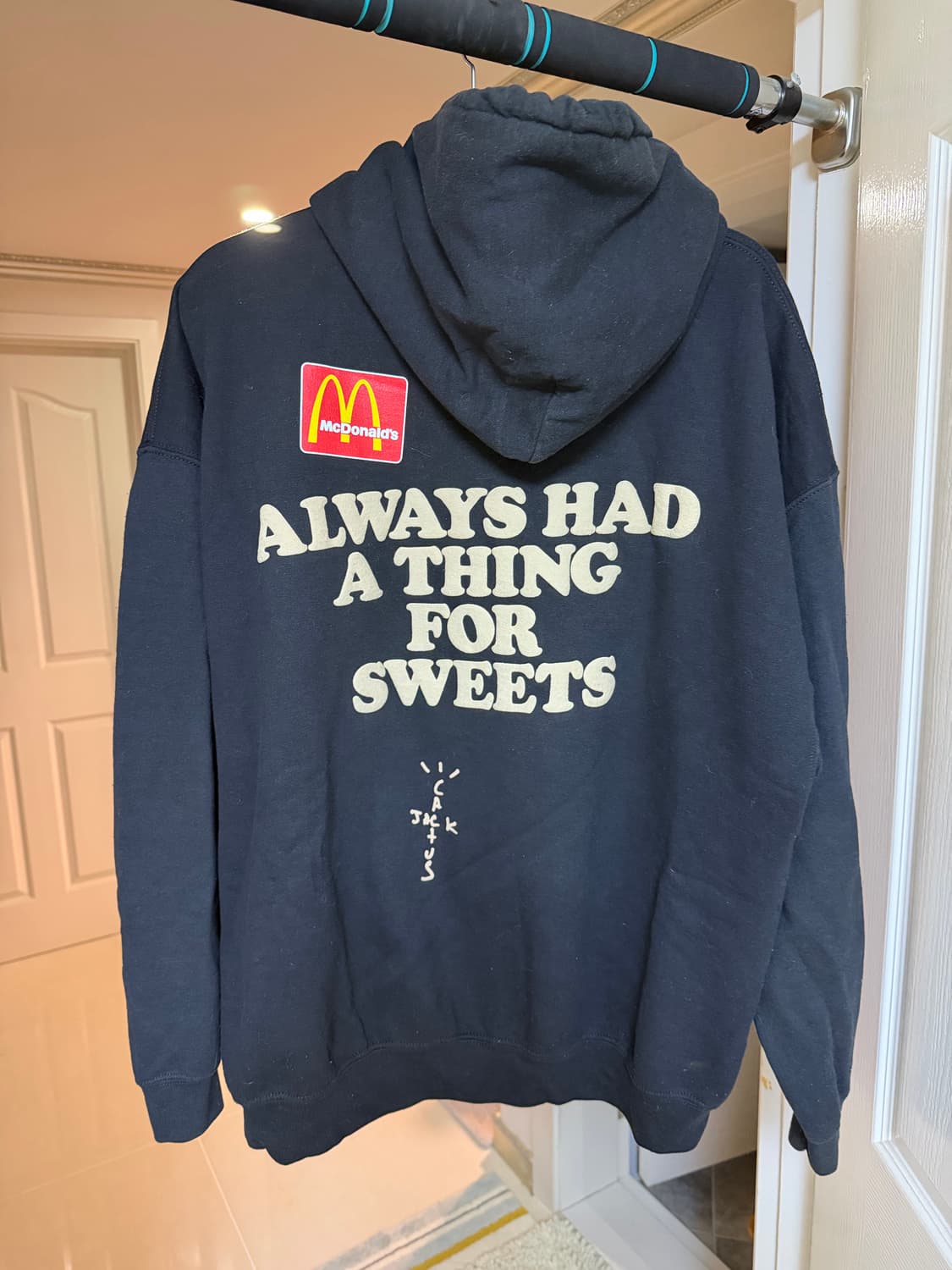 XL 트래비스스캇 x 맥도날드 머천 애플파이 후드 상품이미지1