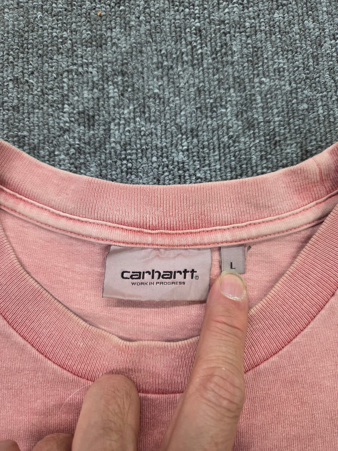 칼하트 WIP 스크립트 자수 로고 티셔츠 상품이미지3