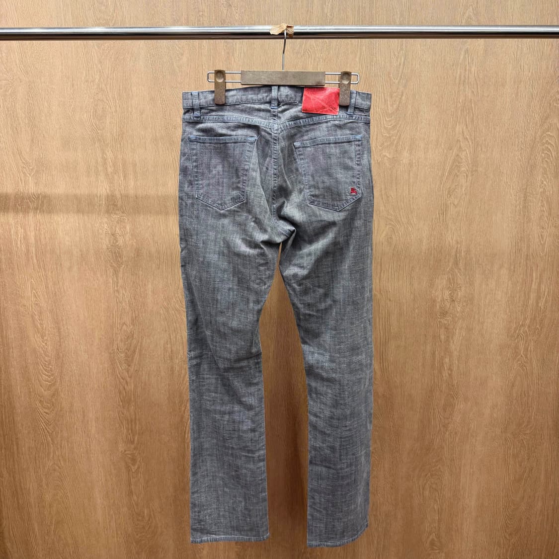 버버리 블랙 라벨 데님 팬츠 워싱 5포켓 로고 자수 디테일 그레이 상품이미지3