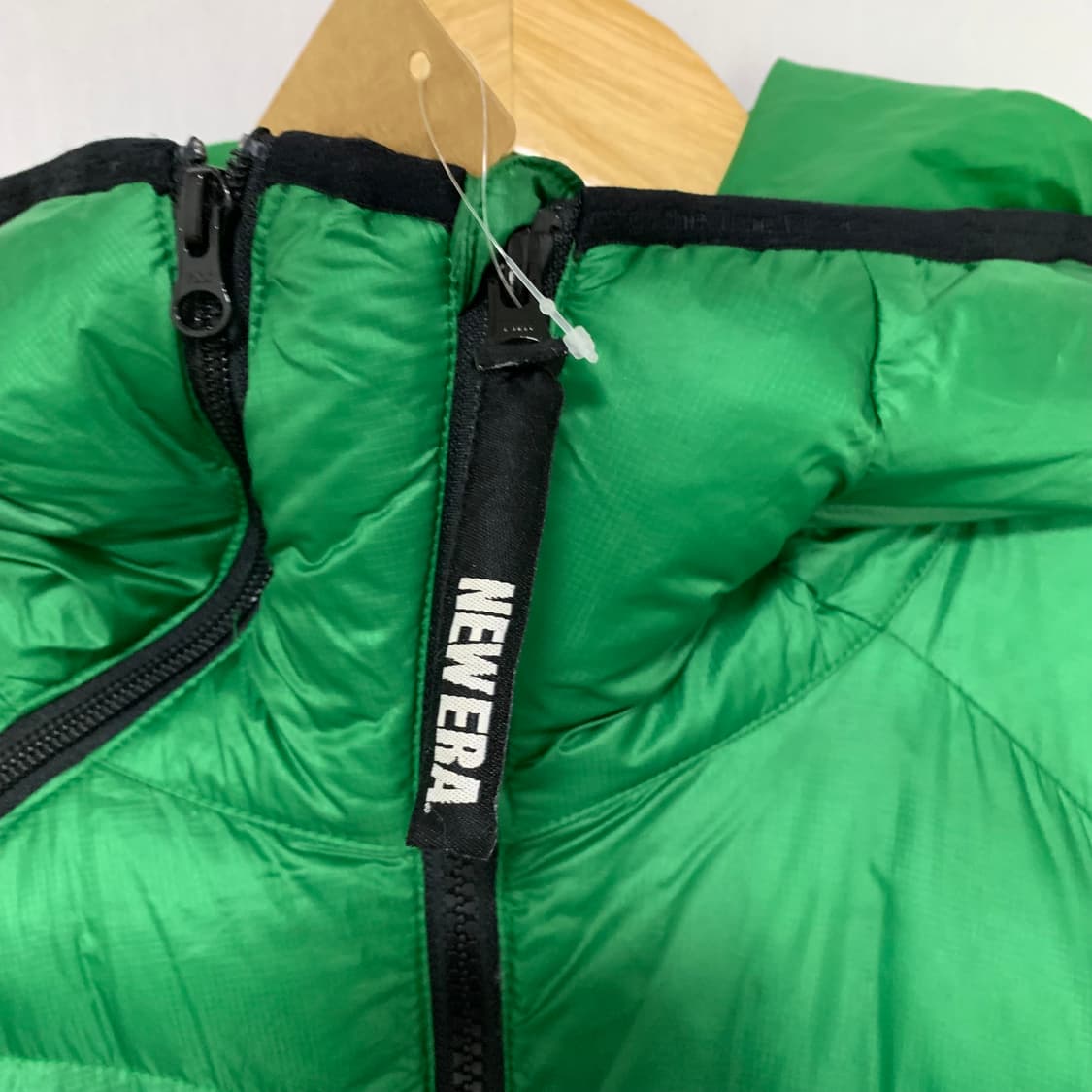 뉴에라 지퍼 디테일 사선 비대칭 퀄팅 후드 패딩 그린 2XL 110 상품이미지4