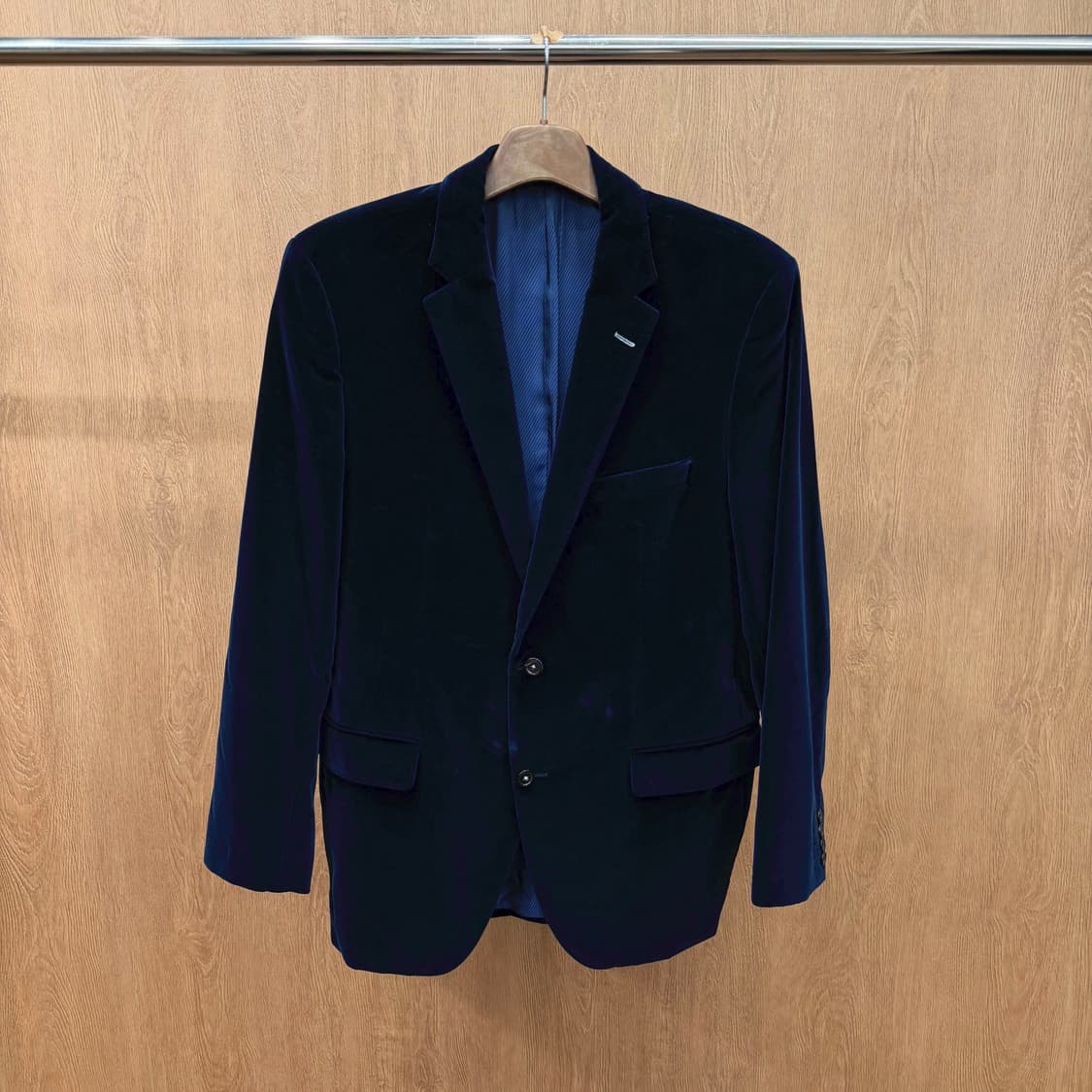 휴고 보스 벨벳 테일러드 자켓 투 버튼 체스트 플랩 포켓 디테일 블루 상품이미지2