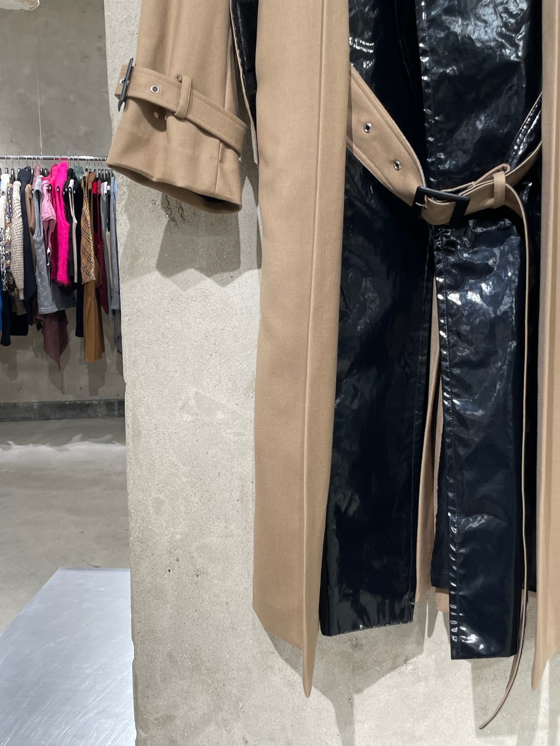 토가 아카이브 x h&m 베이지 도킹 벨티드 트렌치 코트  상품이미지4