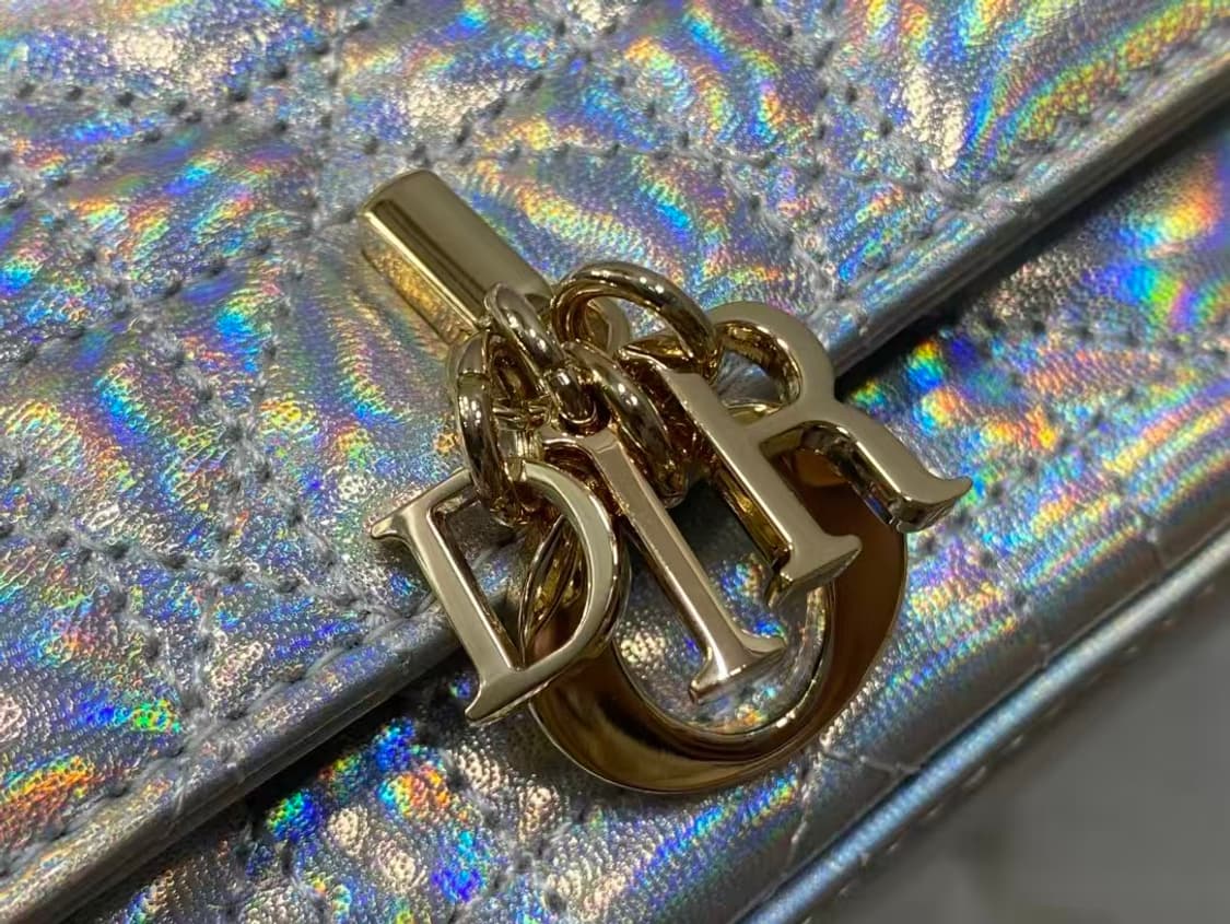 디올 크로스 백시그니처 넝쿨 체크로 클래식한 레터링 참장식
 상품이미지3