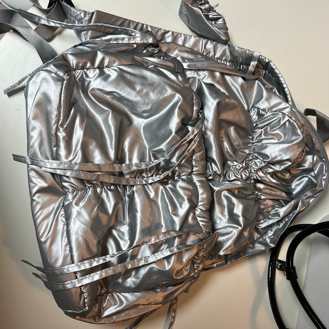 실버 색상의 백팩입니다. 수납공간도 넉넉하고, 가볍게 들고 다니기 좋아요 상품이미지1