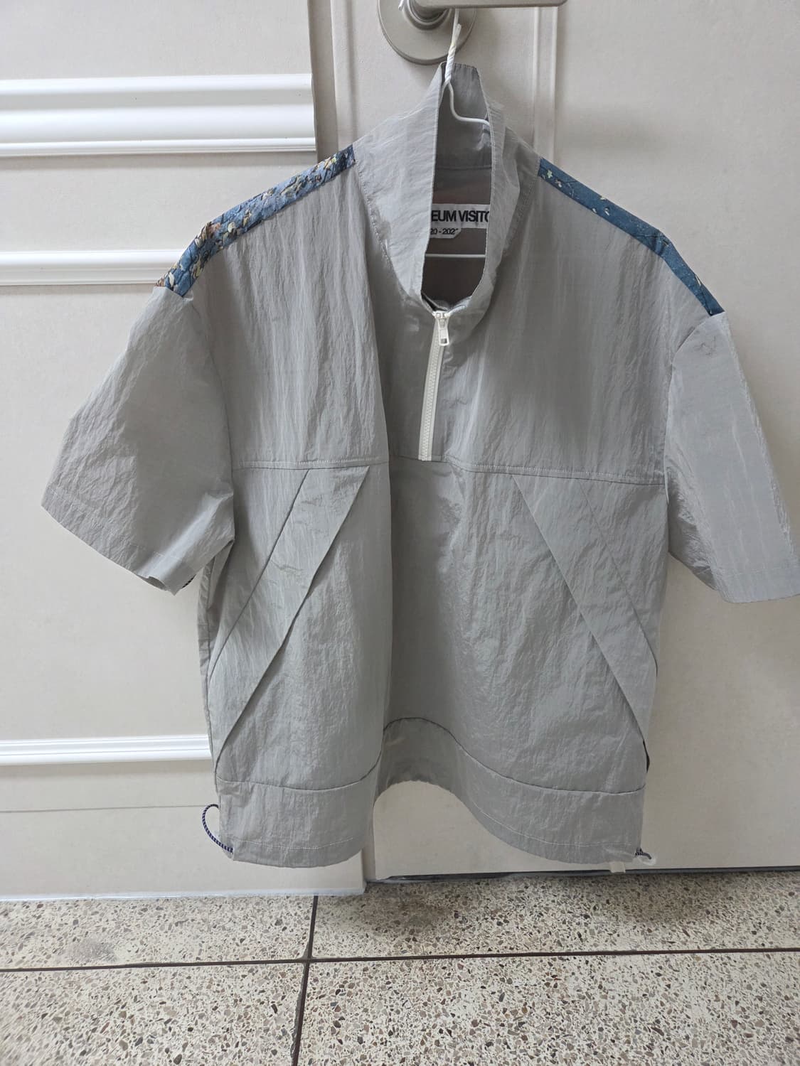 더 뮤지엄 비지터 반팔 110 상품이미지1