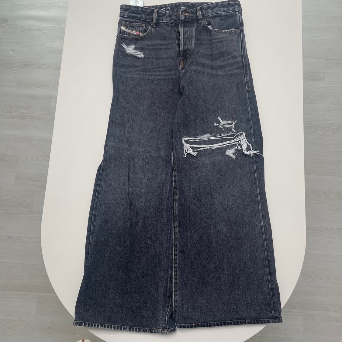 디젤 디라이즈 디스트레스드 스트레이트 진 상품이미지1