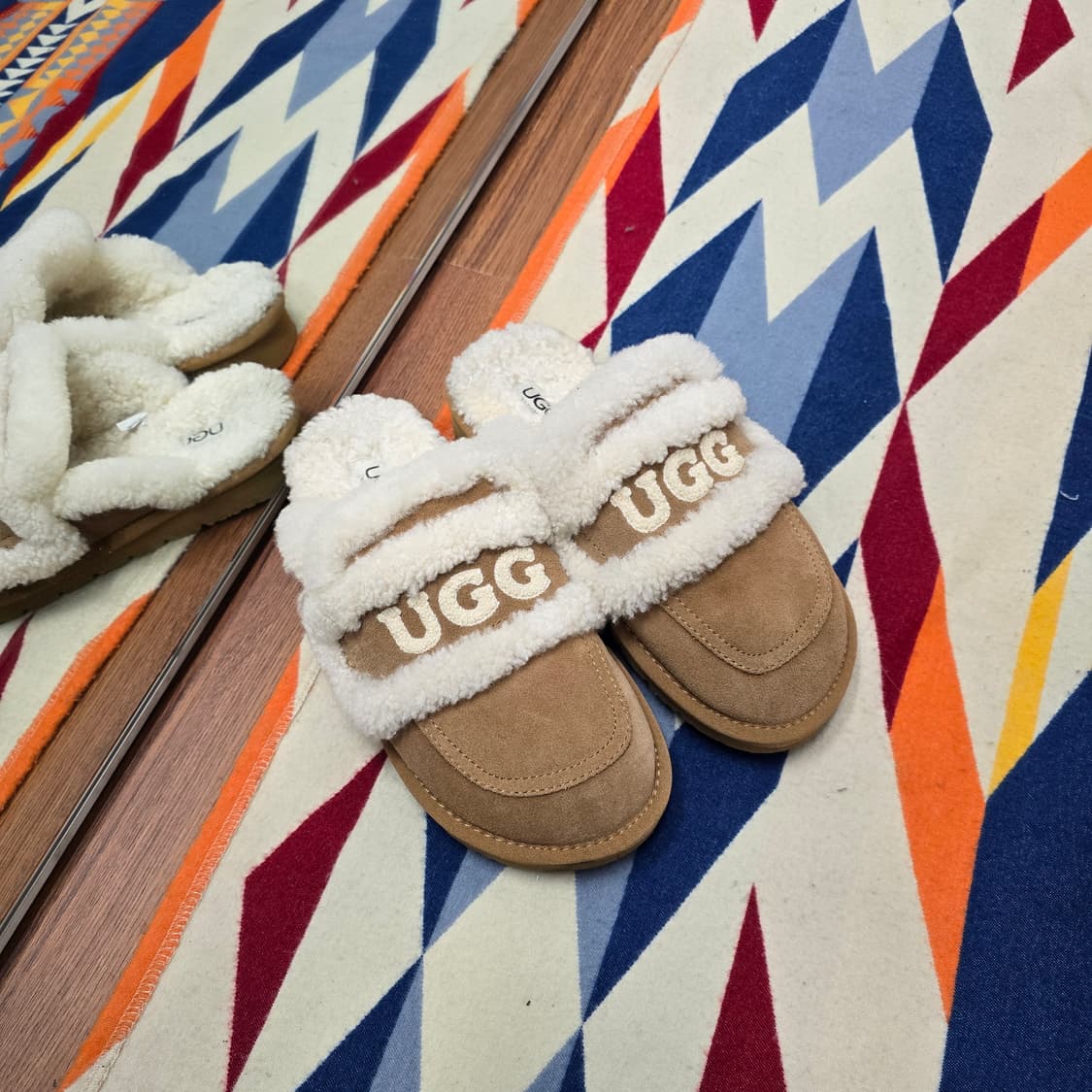 UGG 어그 슬리퍼 브라운 상품이미지1